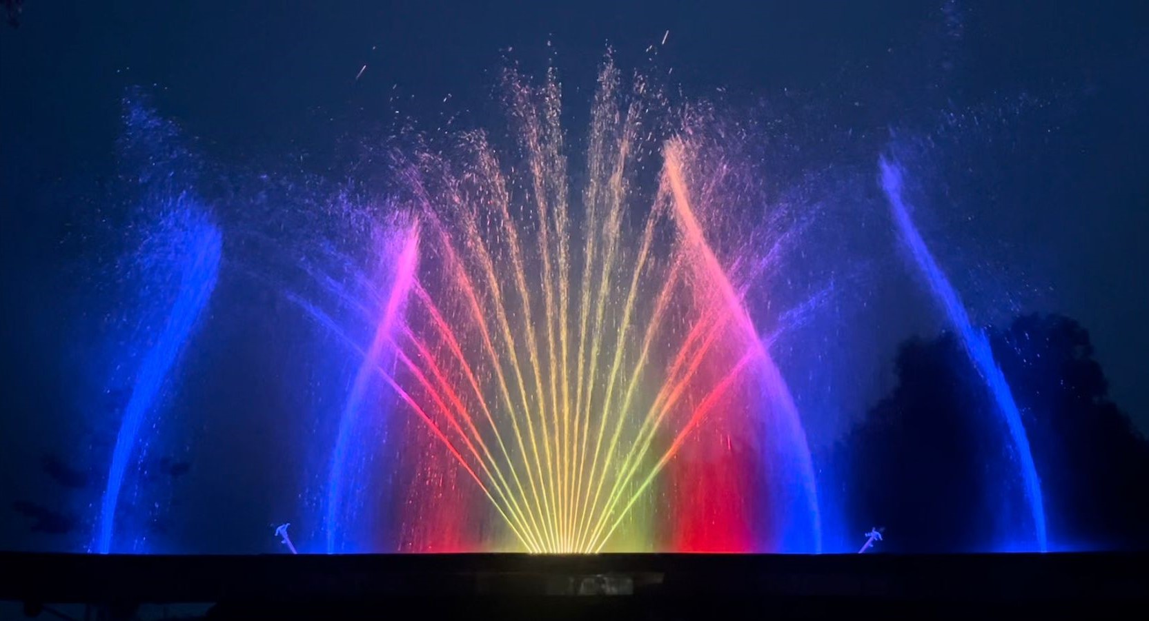 Wasserfontäne bei Dämmerung