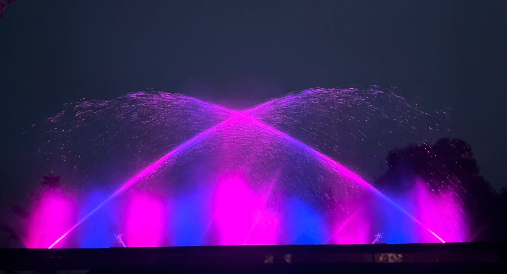 Wassershow mit bunten Lichtern