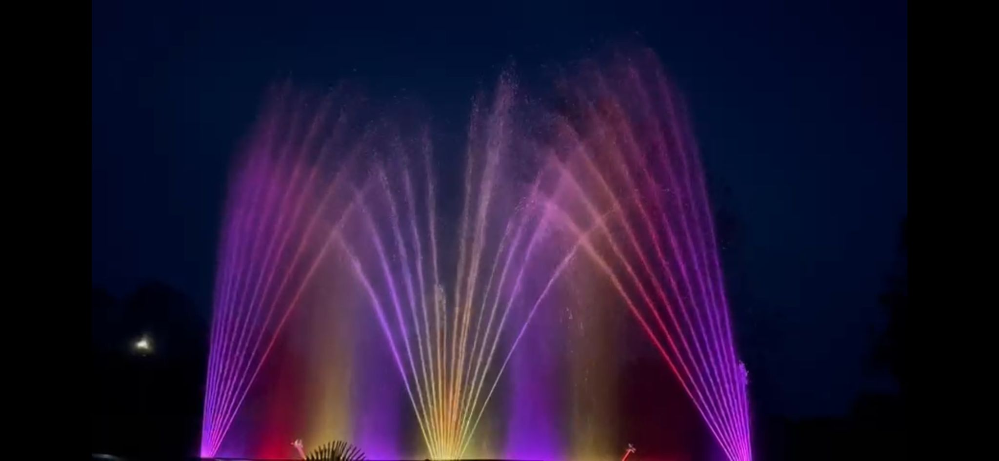 Wasserfontänen bei Nacht